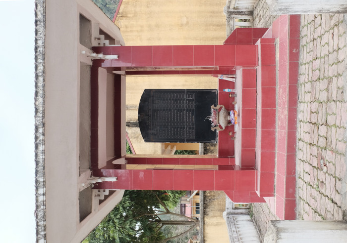 Nhà bia ghi danh những liệt sĩ của đồn biên phòng Lũng Nặm. (Ảnh: Lại Cường) Nhà bia ghi danh những liệt sĩ của đồn biên phòng Lũng Nặm. (Ảnh: Lại Cường)