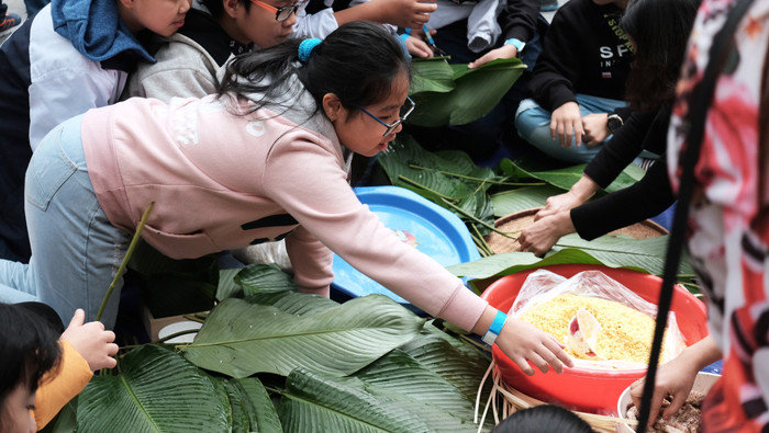 Các em đều tỏ ra rất hào hứng khi được bắt tay vào từng khâu cụ thể của gói bánh chưng.