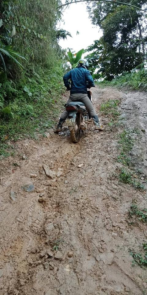 Đường đến trường của thầy giáo Quý. Đường đến trường của thầy giáo Quý.