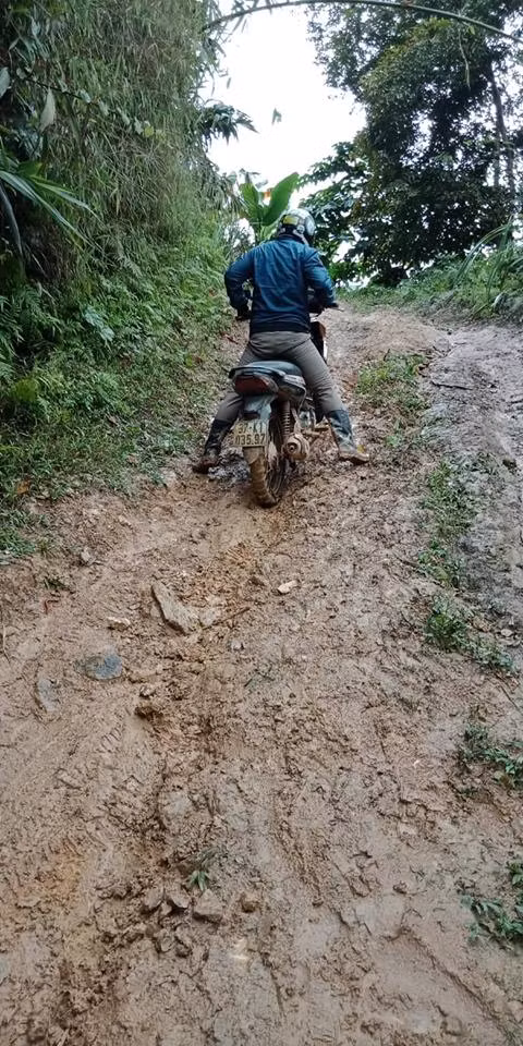 Đường đến trường của thầy giáo Quý. Đường đến trường của thầy giáo Quý.