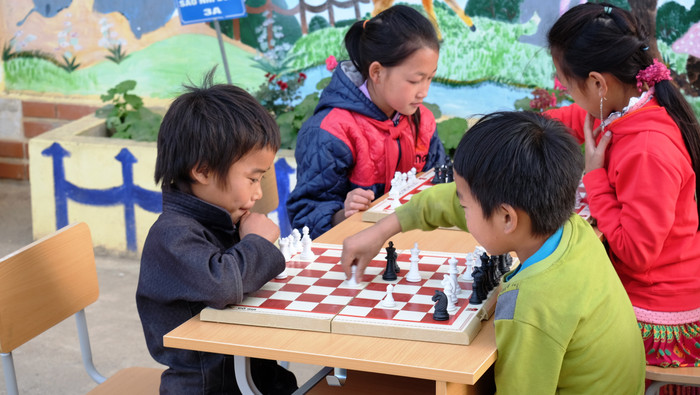 Câu bé dân tộc Mong đang đăm chiêu trước nước cờ khó của đội bạn. Câu bé dân tộc Mong đang đăm chiêu trước nước cờ khó của đội bạn.