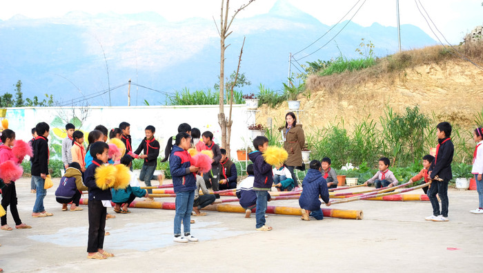 Bên cạnh sân khấu chính là đội múa sạp sôi động. Bên cạnh sân khấu chính là đội múa sạp sôi động.