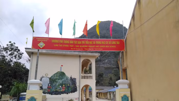 Trường phổ thông dân tộc bán trú Tiểu học và Trung học cơ sở Lũng Táo. Trường phổ thông dân tộc bán trú Tiểu học và Trung học cơ sở Lũng Táo.