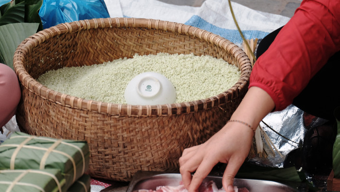 Nhiều lớp đã sử dụng cả &quot;kỹ thuật gia truyền&quot; với gạo nếp được ngâm xanh mướt.