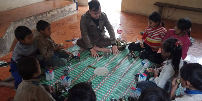 Bữa cơm Tết có bánh chưng, có nước ngọt, có kẹo và có sữa của thầy giáo Lương Văn Quý. Bữa cơm Tết có bánh chưng, có nước ngọt, có kẹo và có sữa của thầy giáo Lương Văn Quý.