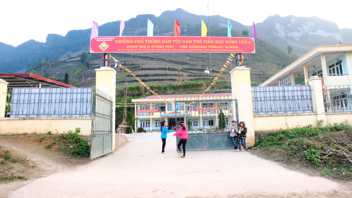 Trường Phổ thông dân tộc bán trú Tiểu học Đồng Văn B nằm giữa đường biên giới Việt Nam và nước bạn Trung Quốc. Trường Phổ thông dân tộc bán trú Tiểu học Đồng Văn B nằm giữa đường biên giới Việt Nam và nước bạn Trung Quốc.