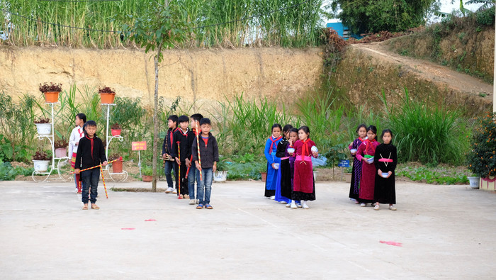 Xếp hàng ngay ngắn đợi đến lượt mình biểu diễn. Xếp hàng ngay ngắn đợi đến lượt mình biểu diễn.