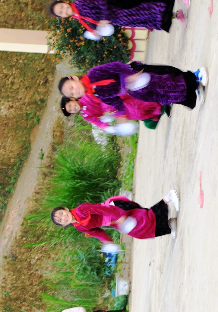 Phần mua bát của dân tộc tày được các em thực hiện rất hào hứng. Phần mua bát của dân tộc tày được các em thực hiện rất hào hứng.