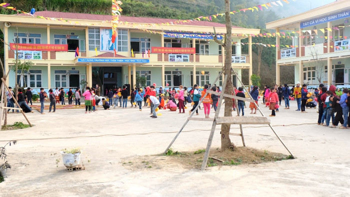 Sân trường vừa là sân chơi vừa là sân khấu biểu diễn của chính các cô cậu học trò. Sân trường vừa là sân chơi vừa là sân khấu biểu diễn của chính các cô cậu học trò.