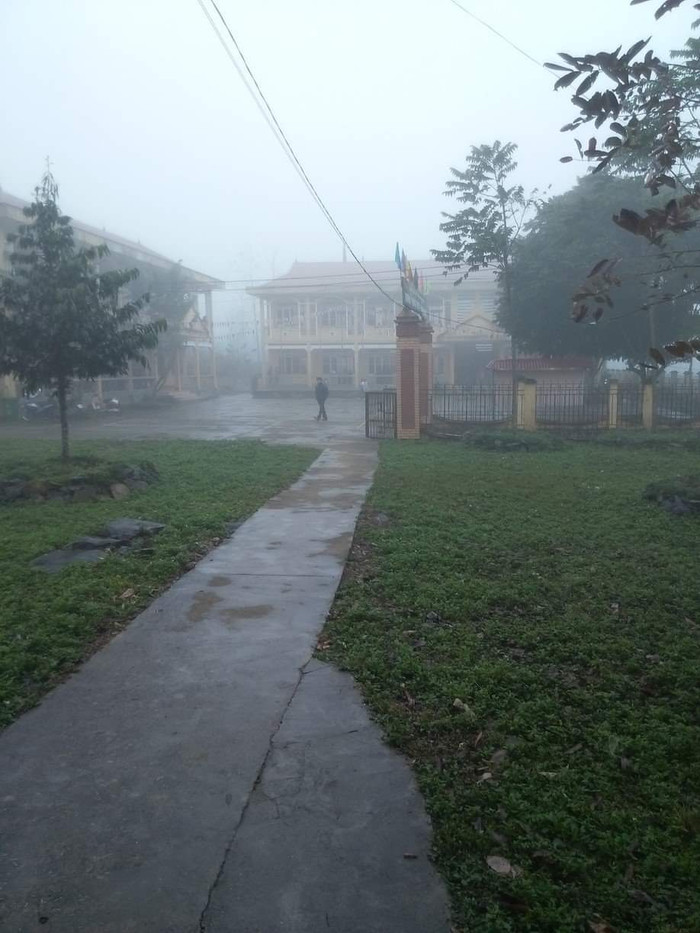 Những ngày Lũng Nặm chìm trong sương lạnh, miền biên thùy buốt giá, khát khô nhưng chẳng thể ngăn bước các cô. Những ngày Lũng Nặm chìm trong sương lạnh, miền biên thùy buốt giá, khát khô nhưng chẳng thể ngăn bước các cô.