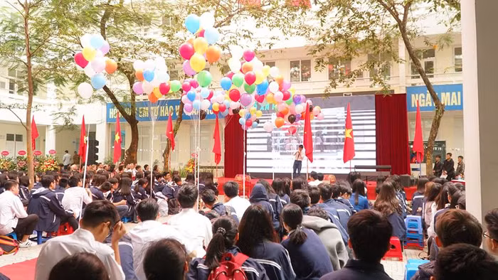 Trường Trung học phổ thông Chuyên Ngoại ngữ đang là địa chỉ hấp dẫn học sinh, phụ huynh trên cả nước. Ảnh: Fanpage 50 năm Chuyên Ngoại ngữ Trường Trung học phổ thông Chuyên Ngoại ngữ đang là địa chỉ hấp dẫn học sinh, phụ huynh trên cả nước. Ảnh: Fanpage 50 năm Chuyên Ngoại ngữ