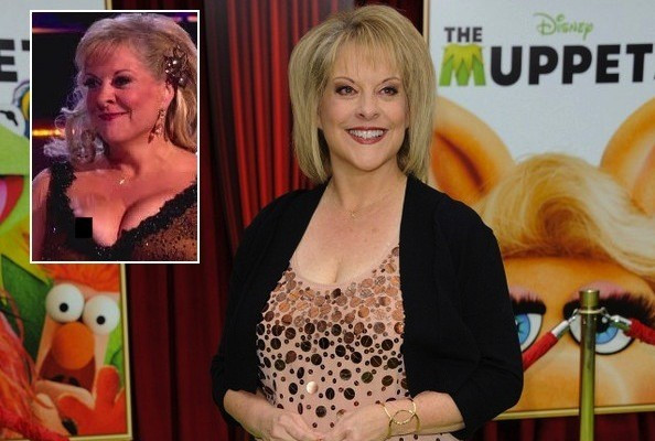 Nancy Grace là đàn chị kỳ cựu trong làng giải trí, nhưng bà vẫn không tránh được phen hớ hênh vì cổ áo xẻ quá sâu.