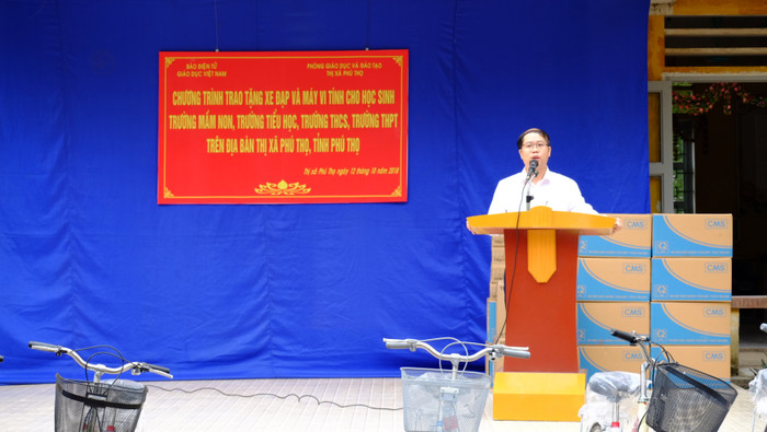 Ông Nguyễn Ánh Hoàng, Trưởng phòng Giáo dục và Đào tạo thị xã Phú Thọ đã gửi lời cảm ơn đến Báo điện tử Giáo dục Việt Nam và các nhà hảo tâm về những món quà đầy ý nghĩa. (Ảnh:LC) Ông Nguyễn Ánh Hoàng, Trưởng phòng Giáo dục và Đào tạo thị xã Phú Thọ đã gửi lời cảm ơn đến Báo điện tử Giáo dục Việt Nam và các nhà hảo tâm về những món quà đầy ý nghĩa. (Ảnh:LC)