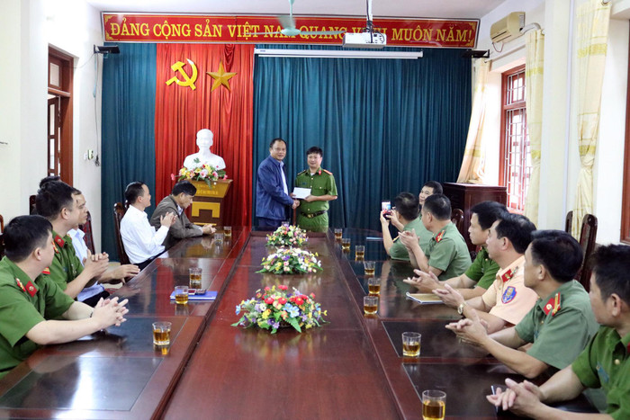 Đại diện công an tỉnh Bắc Kạn chúc mừng ban chuyên án. (Ảnh: LC) Đại diện công an tỉnh Bắc Kạn chúc mừng ban chuyên án. (Ảnh: LC)