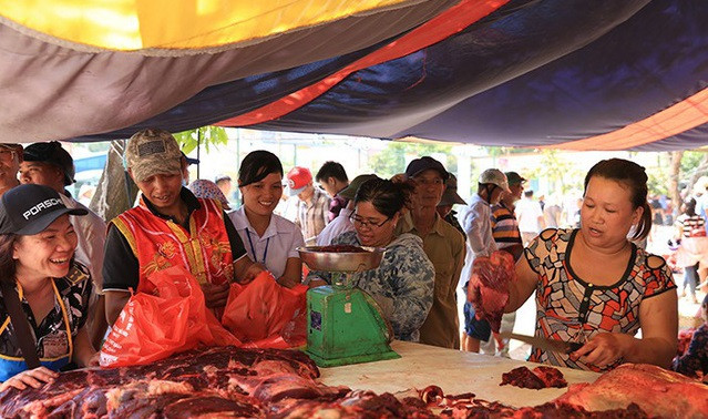 Thực phẩm tươi sống luôn có những nguy hiểm mà người tiêu dùng phải đề phòng. Thực phẩm tươi sống luôn có những nguy hiểm mà người tiêu dùng phải đề phòng.