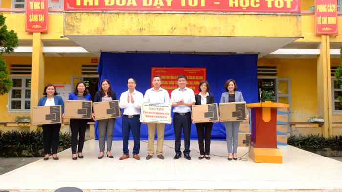 ông Nguyễn Ánh Hoàng và ông Nguyễn Tiến Bình trao tặng 21 bộ máy tính cho các trường học trên địa bàn thị xã Phú Thọ. (Ảnh: LC) ông Nguyễn Ánh Hoàng và ông Nguyễn Tiến Bình trao tặng 21 bộ máy tính cho các trường học trên địa bàn thị xã Phú Thọ. (Ảnh: LC)