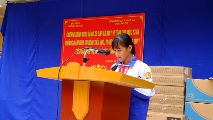 Em Võ Ngọc Linh hứa sẽ xóa bỏ sự mặc cảm con nhà nghèo để vươn lên trong học tập.(Ảnh: LC) Em Võ Ngọc Linh hứa sẽ xóa bỏ sự mặc cảm con nhà nghèo để vươn lên trong học tập.(Ảnh: LC)