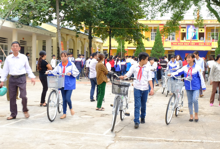 Niềm vui của các em học sinh khi được nhận xe đạp mới. (Ảnh: LC) Niềm vui của các em học sinh khi được nhận xe đạp mới. (Ảnh: LC)