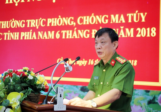 Đại tá Lê Văn Chương, Phó Cục trưởng Cục Tham mưu Cảnh sát - Phó Chánh Văn phòng Thường trực phòng, chống tội phạm và ma túy, Bộ Công an phát biểu tại Hội thảo. Đại tá Lê Văn Chương, Phó Cục trưởng Cục Tham mưu Cảnh sát - Phó Chánh Văn phòng Thường trực phòng, chống tội phạm và ma túy, Bộ Công an phát biểu tại Hội thảo.