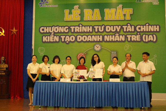 Lễ ký kết hợp tác giữa Ban Mai school và JA Việt Nam. Ảnh: Đỗ Thơm Lễ ký kết hợp tác giữa Ban Mai school và JA Việt Nam. Ảnh: Đỗ Thơm