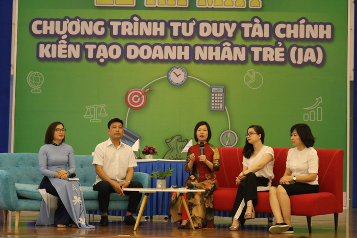 Tại buổi lễ, Ban Mai school đã tổ chức buổi tọa đàm chia sẻ kiến thức về quản lý tài chính cá nhân dành cho phụ huynh học sinh. Nhà giáo Mai Thị Lan Anh chia sẻ tại tọa đàm. Ảnh: Đỗ Thơm Tại buổi lễ, Ban Mai school đã tổ chức buổi tọa đàm chia sẻ kiến thức về quản lý tài chính cá nhân dành cho phụ huynh học sinh. Nhà giáo Mai Thị Lan Anh chia sẻ tại tọa đàm. Ảnh: Đỗ Thơm