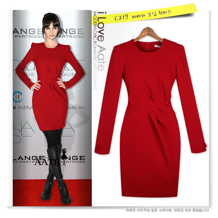 Kiểu dáng khá đơn giản, nhưng màu đỏ và điểm nhấn phần eo cũng đủ làm bạn nổi bật rồi.