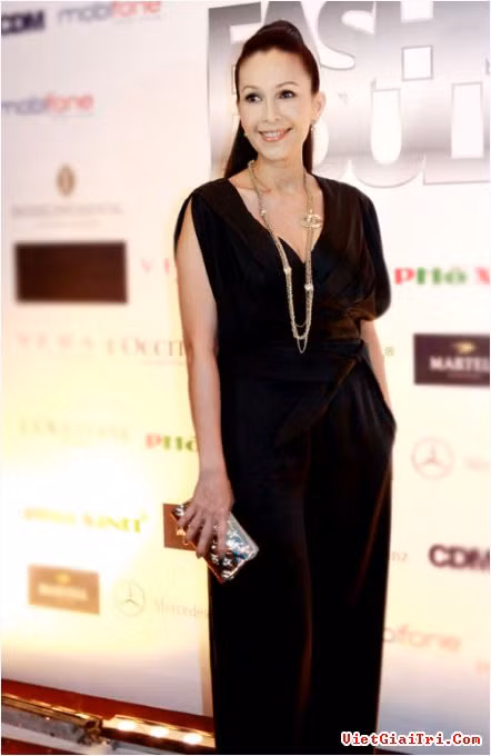 Người xứng đáng được tôn vinh là người đẹp tuổi 50 Diễm My, trang phục khiến nữ diễn viên này đẹp không tuổi tác.