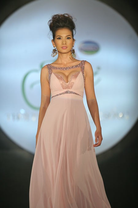 Gái một con Anh Thư ngày càng xinh đẹp và quyến rũ hơn sau khi có một cậu con trai kháu khỉnh.