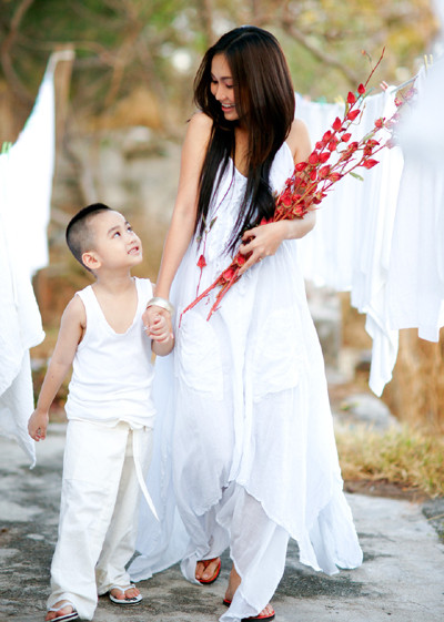 Kim Hiền cũng xinh đẹp hơn khi làm mẹ của bé Sonic khỏe khoắn, đáng yêu.