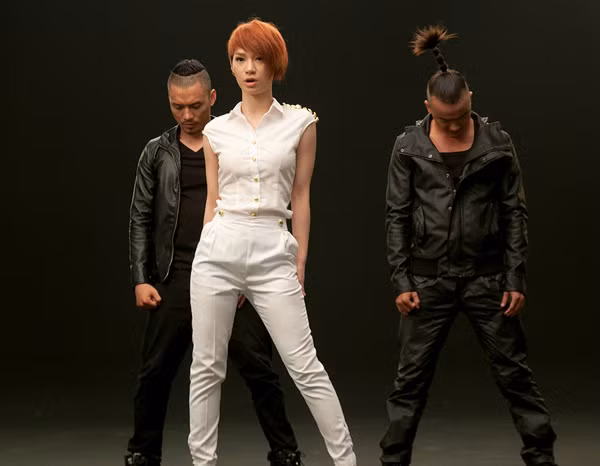 Trà My lại mặc kín đáo đúng phong cách tomboy cô yêu thích.