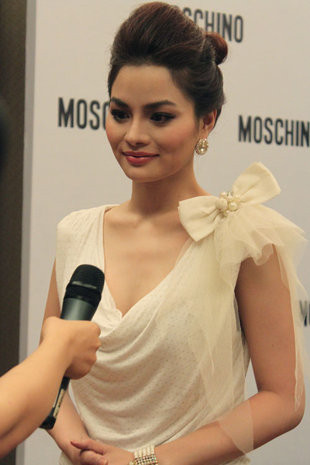 Vũ Thu Phương mặc đồ kín đáo nhưng vẻ đẹp của cô không hề giảm sút. Vũ Thu Phương mặc đồ kín đáo nhưng vẻ đẹp của cô không hề giảm sút.