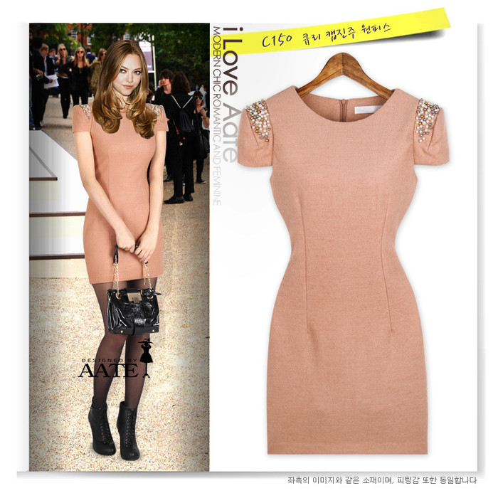 Váy thiết kế đơn giản nhưng phần họa tiết ở vai áo khiến nó đỡ đơn điệu.