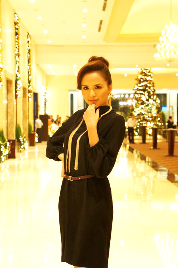 Diễm Hương mặc kín đáo đi dự tiệc tối 9/12 tại TP HCM. Diễm Hương mặc kín đáo đi dự tiệc tối 9/12 tại TP HCM.