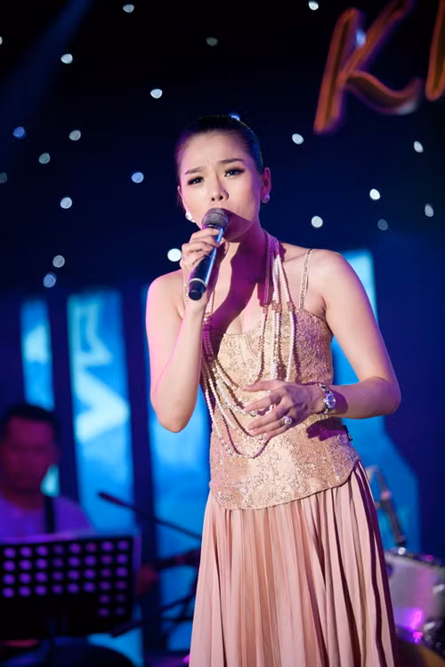 Lệ Quyên tâm sự đã sinh con trai được 8 tháng, nhưng cô vẫn chưa nhận lời đi hát nhiều, mà chỉ chọn lọc. Theo nữ ca sỹ khả ái này, người phụ nữ sau khi sinh 3 tháng là đã có thể làm việc, nhưng nên lượng sức mình. Với người ca sĩ, sau một năm, cả vóc dáng lẫn giọng hát sẽ trở lại như thời con gái.