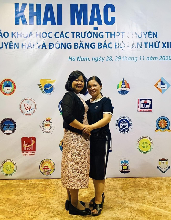 Cô Thanh Huyền (bên phải ảnh) tham dự Chuyên đề Hội thảo khoa học các trường Trung học phổ thông chuyên khu vực Duyên hải và đồng bằng Bắc bộ năm 2020. (Ảnh: NVCC) Cô Thanh Huyền (bên phải ảnh) tham dự Chuyên đề Hội thảo khoa học các trường Trung học phổ thông chuyên khu vực Duyên hải và đồng bằng Bắc bộ năm 2020. (Ảnh: NVCC)