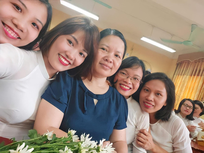 Cô Thanh Huyền (ở giữa) và các học sinh chuyên Văn niên khóa 2002-2005. (Ảnh: NVCC) Cô Thanh Huyền (ở giữa) và các học sinh chuyên Văn niên khóa 2002-2005. (Ảnh: NVCC)