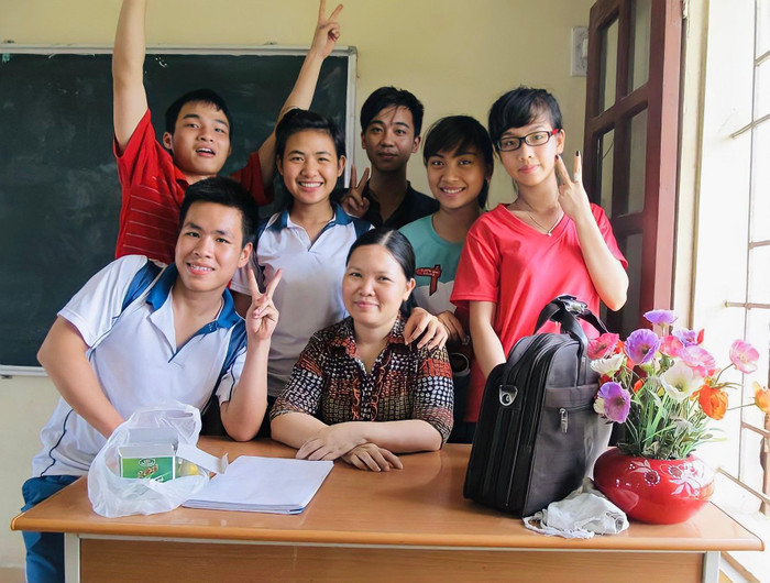 Cô Thanh Huyền (ở giữa) và các học sinh chuyên Sử niên khóa 2011-2014. (Ảnh: NVCC) Cô Thanh Huyền (ở giữa) và các học sinh chuyên Sử niên khóa 2011-2014. (Ảnh: NVCC)