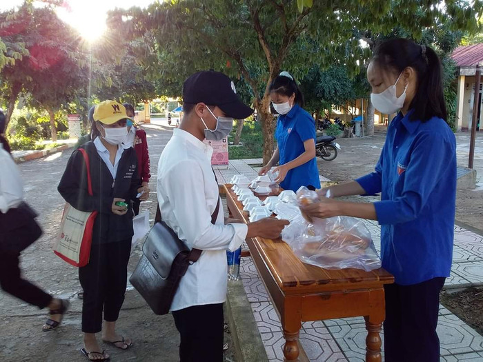 Học sinh ở các bản của Đakrong rất vất và khi ra thị trấn trọ học để tham gia kỳ thi tốt nghiệp. Học sinh ở các bản của Đakrong rất vất và khi ra thị trấn trọ học để tham gia kỳ thi tốt nghiệp.