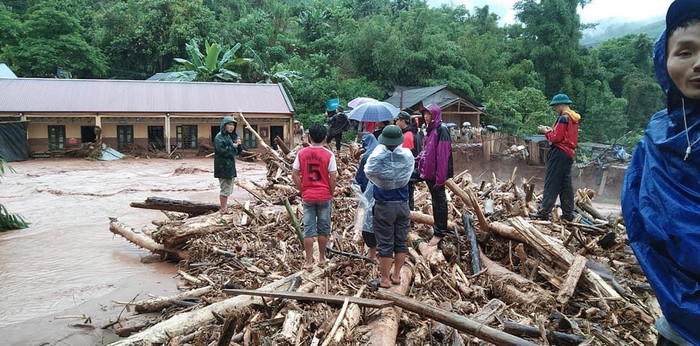 2 nhà thầy giáo cùng đồ đạc, tài sản của các thầy cô bị cuốn trôi. 2 nhà thầy giáo cùng đồ đạc, tài sản của các thầy cô bị cuốn trôi.