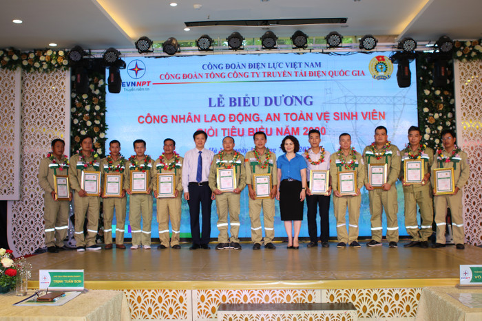 Công đoàn EVNNPT vinh danh các An toàn vệ sinh viên giỏi, tiêu biểu và công nhân lao động giỏi. Ảnh: evnnpt. Công đoàn EVNNPT vinh danh các An toàn vệ sinh viên giỏi, tiêu biểu và công nhân lao động giỏi. Ảnh: evnnpt.