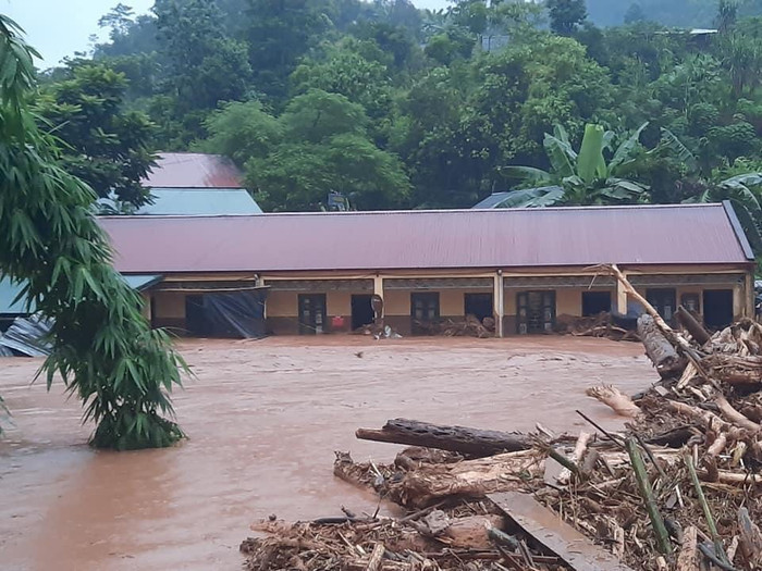 Lũ quét ập về trường lúc 6h sáng. Lũ quét ập về trường lúc 6h sáng.