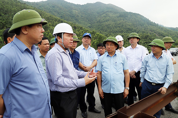 EVNNPT cùng đại diện tỉnh Hà Tĩnh kiểm tra thực tế tại hiện trường. Ảnh: evnnpt. EVNNPT cùng đại diện tỉnh Hà Tĩnh kiểm tra thực tế tại hiện trường. Ảnh: evnnpt.