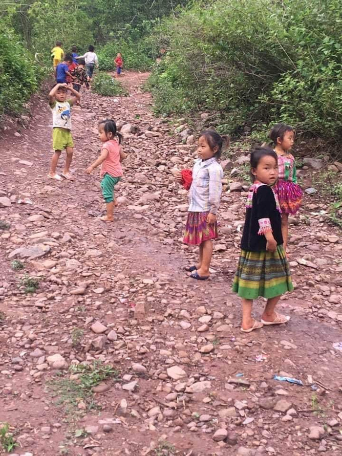 Niềm vui qua suối an toàn. Ảnh: Giáo viên cung cấp Niềm vui qua suối an toàn. Ảnh: Giáo viên cung cấp