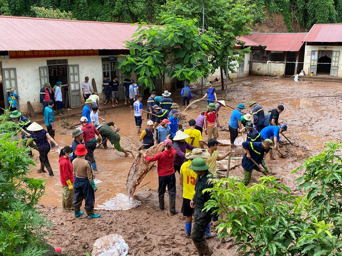 Công tác khắc phục hậu quả do cơn lũ tại Nậm Nhừ đã diễn ra khẩn trương. Ảnh: cô Nguyễn Thị Thúy, Hiệu trưởng trường Nậm Nhừ. Công tác khắc phục hậu quả do cơn lũ tại Nậm Nhừ đã diễn ra khẩn trương. Ảnh: cô Nguyễn Thị Thúy, Hiệu trưởng trường Nậm Nhừ.