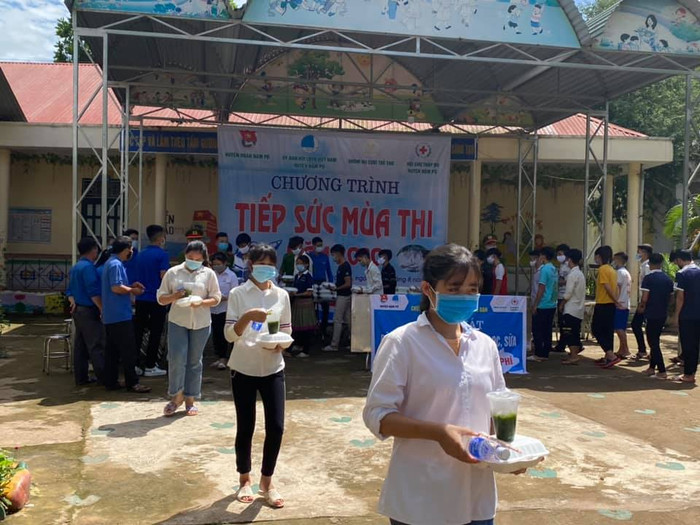 Các thí sinh nhận suất cơm miễn phí sau môn thi đầu tiên. Các thí sinh nhận suất cơm miễn phí sau môn thi đầu tiên.