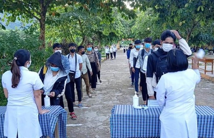 Đo thân nhiệt trước khi vào phòng thi. Đo thân nhiệt trước khi vào phòng thi.