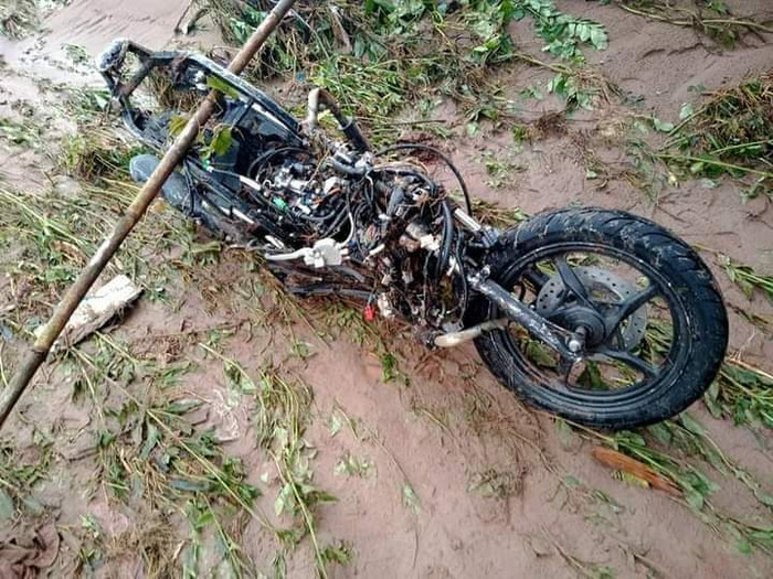 Chiếc xe máy của người dân được tìm thấy sau cơn lũ. Ảnh: LC Chiếc xe máy của người dân được tìm thấy sau cơn lũ. Ảnh: LC