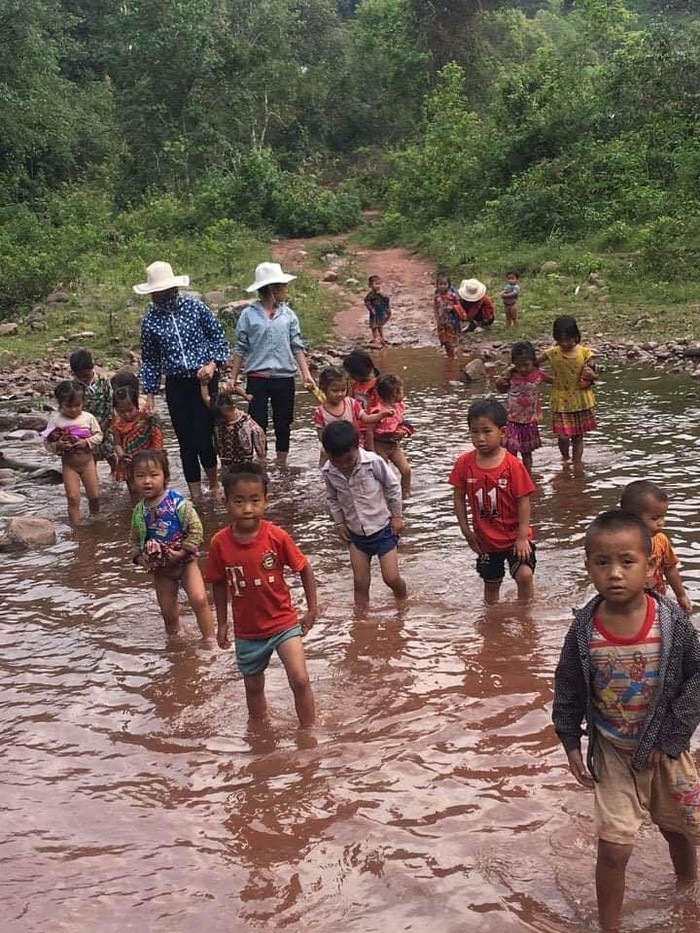 Những ngày tới, nếu nước cạn, việc vượt suối của cô trò Nậm Dính sẽ thuận lợi, còn nước dâng cao sẽ là một hành trình mạo hiểm đến trường. Ảnh: Giáo viên cung cấp Những ngày tới, nếu nước cạn, việc vượt suối của cô trò Nậm Dính sẽ thuận lợi, còn nước dâng cao sẽ là một hành trình mạo hiểm đến trường. Ảnh: Giáo viên cung cấp