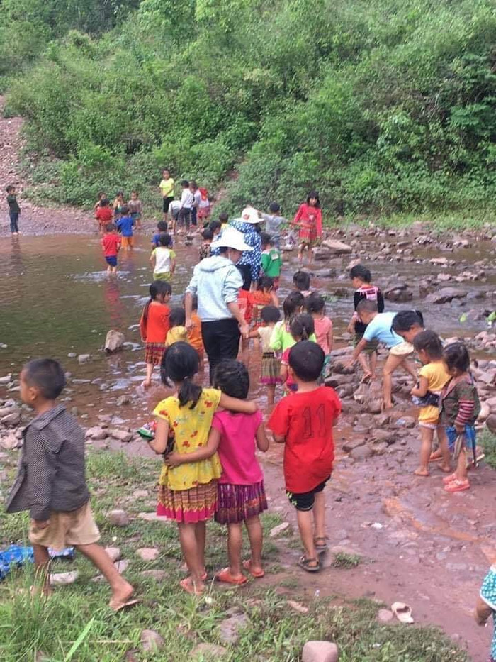 Cả đoàn đang cùng nhau vượt suối cạn ngày 31/8. Ảnh: Giáo viên cung cấp Cả đoàn đang cùng nhau vượt suối cạn ngày 31/8. Ảnh: Giáo viên cung cấp
