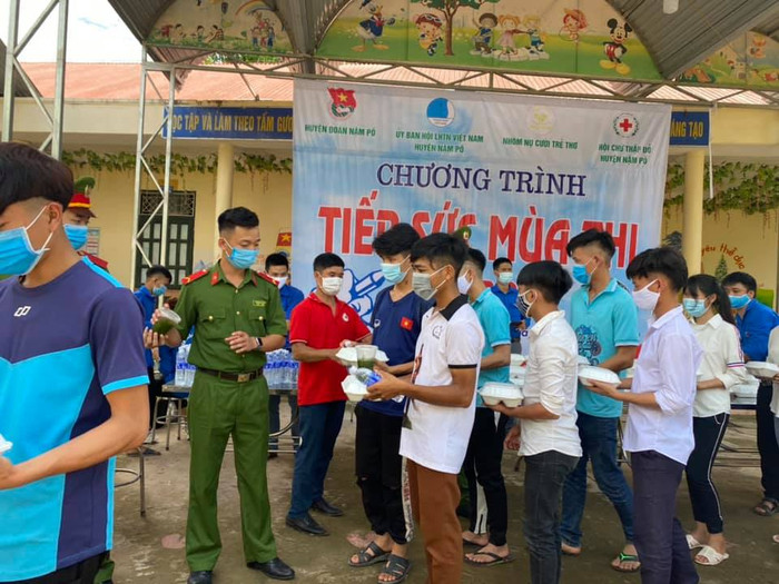 Những suất cơm nghĩa tình sẽ giúp ích rât nhiều cho các thí sinh vùng khó như địa bàn huyện Nậm Pồ. Những suất cơm nghĩa tình sẽ giúp ích rât nhiều cho các thí sinh vùng khó như địa bàn huyện Nậm Pồ.